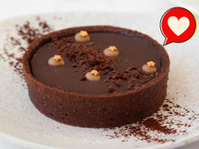 Tive que aumentar o treino de cardio depois que me ensinaram essa receita porque não consigo parar de comer: essa tortinha de chocolate é surreal de tão cremosa!