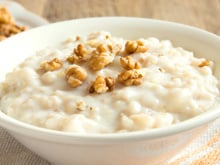 Com esse tempinho, nada como um mingau de aveia cremoso para aquecer a noite: o segredo está em um ingrediente inusitado!