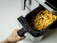 Dá certo assar batata na air fryer sem cozinhar na água e sal antes? Fica crocante?