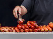 Pare de fritar linguiças: elas ficam mais suculentas e saborosas com esta dica simples do açougueiro