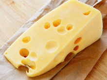 Furinhos no queijo causado por fezes é mito? Entenda tudo sobre esses buracos e saiba identificar quando o alimento está contaminado!