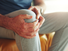 Pedro Azañón, fisioterapeuta: "A osteoartrite do joelho é um processo degenerativo natural e a dor pode ser causada por inflamação, inatividade ou outros fatores relacionados ao estilo de vida."