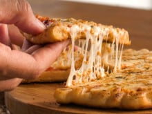 Eu transformei pão de alho em pizza de frigideira e agora não consigo parar de comer: faço toda semana!