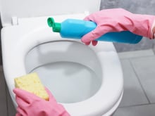 Um engenheiro químico demonstra como limpar um vaso sanitário corretamente: "Atenção: o vinagre não é desinfetante"