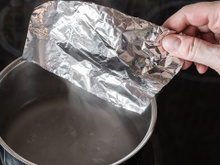 O truque do papel-alumínio: você não vai acreditar no que ele faz com as panelas queimadas