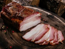 Aprenda a fazer bacon em casa de um jeito que você nunca imaginou!