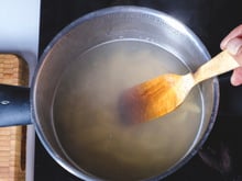 Polêmica na cozinha: pode ou não limpar a colher de pau com água fervente? Descubra a forma certa de higienizar o utensílio