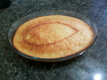 Bolo com pedaços de abacaxi na massa