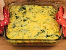 Omelete de forno na travessa com queijo e espinafre: refeição completa para a família inteira sem complicação