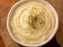 O segredo dos franceses para um purê de batatas muito mais cremoso, sem creme de leite nem manteiga