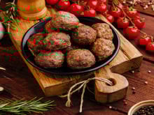 Esse foi o melhor truque que eu aprendi para acertar na textura das almôndegas: agora parecem um prato de restaurante