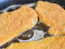 A farinha de trigo ficou pra trás na hora de fritar bifes: um único ingrediente garante uma crosta crocante e você descobre no TudoGostoso