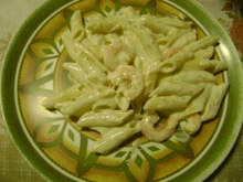 Camarão com penne aos quatro queijos