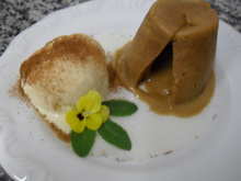 Moelleaux caipira (petit gateau de doce de leite com sorvete de milho verde e canela)