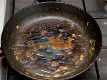 Descubra o jeito certo de lavar panela antiaderente para ela durar mais