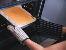 O seu bolo murcha depois que sai do forno por causa desses erros que você nem percebe