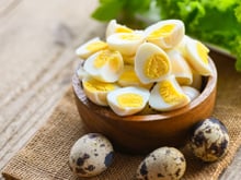 Ovo de codorna: descubra benefícios e malefícios, se pode comer todos os dias e o tempo certo de cozimento