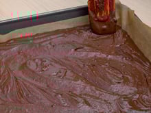 Erro comum: por que você não deve mais deixar papel manteiga embaixo do bolo