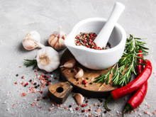 Temperos para substituir o sal nas receitas: confira 10 opções