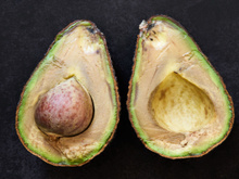 Não deixe o abacate escurecer depois de aberto: aprenda já esse truque