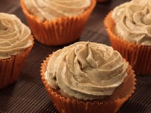 Coloquei 16 paçocas na cobertura desse cupcake e criei a sobremesa junina mais gostosa da festa