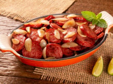 Linguiça acebolada com orégano