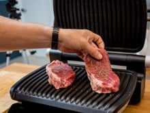 É possível mesmo grelhar um bife de carne na sanduicheira grill como nos comerciais?