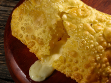 Pastel crocante SEM GLÚTEN de 2 ingredientes mais fácil de fazer da vida (na airfryer!)