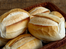 Nunca mais jogue fora o pão amanhecido: com esse truque na airfryer dá para deixar o alimento fresquinho de novo em apenas 3 minutos