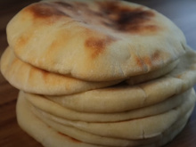 Receita fácil de pão pita (árabe) para assar no forno ou na frigideira: atenção aos truques no passo a passo