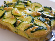 Usando uma forma de bolo simples, veja como fazer uma deliciosa torta de abobrinha e queijo feta