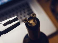 Com quantos anos você descobriu como abrir uma garrafa de vinho sem um saca-rolhas? O truque das vinícolas que nunca falha