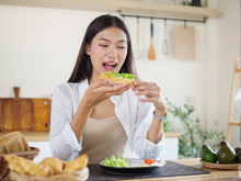 O que comer depois do Carnaval para desinchar e aliviar o corpo após dias de excessos, segundo nutrólogo