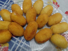 Bolinho de mandioca com creme de cebola