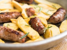 Linguiças recheadas e assadas com batatas
