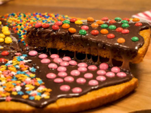 X-bolo vai ficar para trás com essa pizza de bolo de cenoura do TudoGostoso: receita fácil, chocolatuda e divertida