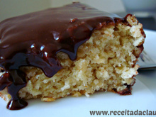 Bolo branco com ganache de chocolate