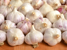 Descascar cabeça de alho inteira de uma vez só: truque é tão fácil e rápido que você nem vai acreditar que é real!