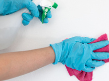 Nem detergente, nem tinta: é assim que tira manchas da parede com um item que você tem em casa