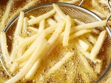 Por que os cozinheiros recomendam polvilhar amido de milho nas batatas antes de fritá-las?