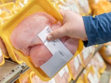 O frango no supermercado parece igual, mas há algo que quase ninguém percebe antes de comprá-lo