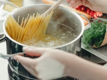 Cozinheiros espanhóis e italianos concordam: "Temos que retirar a massa da água dois, três ou quatro minutos antes do tempo indicado pelo fabricante para que ela amoleça adequadamente”