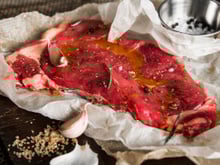 Você está temperando a carne errado e nem percebe, a ciência por trás da técnica do TudoGostoso