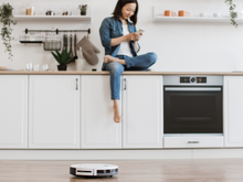 Este robô aspirador funciona com assistente de voz, está com desconto de quase 50% na Black Friday e vai deixar sua cozinha limpa como nunca