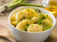 Coloque um pouco de vinagre nas batatas cozidas e veja como um truque simples transforma todo o prato