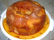 Bolo de banana com calda