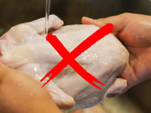 Por que não se deve lavar o frango cru antes de cozinhar? O que fazer se a carne de frango estiver suja?