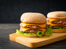 Hambúrguer de costelinha: aprenda como fazer o sanduíche com costela de porco em casa