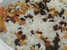 Arroz com nozes e uvas passas