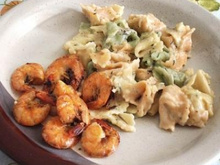 Tortellini tricolori com molho de ervas finas e camarões